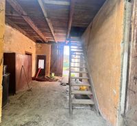 Na predaj vidiecky rodinný dom - Žarnovica/Brehy D045ZL - Sklad v rodinnom dome s dreveným schodiskom a hlinenou podlahou.