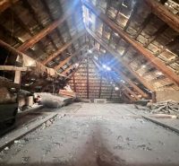 Na predaj vidiecky rodinný dom - Žarnovica/Brehy D045ZL - Podkrovie v rodinnom dome s drevenými trámami a prirodzeným osvetlením.