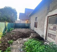 Na predaj vidiecky rodinný dom - Žarnovica/Brehy D045ZL - Starší rodinný dom v Brehoch, Nová Baňa, okres Žarnovica, s hlineným dvorom a vegetáciou.