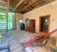 Na predaj vidiecky rodinný dom - Žarnovica/Brehy D045ZL - Interiér rodinného domu s dreveným stropom, rozkopanou podlahou a rebríkom.