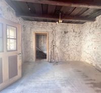 Na predaj vidiecky rodinný dom - Žarnovica/Brehy D045ZL - Rustikálna miestnosť v Rodinnom dome s kamennými stenami a podlahou s dreveným dekorom.
