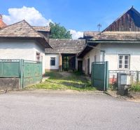 Na predaj vidiecky rodinný dom - Žarnovica/Brehy D045ZL - Rodinný dom v Brehoch, Nová Baňa, okres Žarnovica, s plechovou bránou a šindľovou strechou.