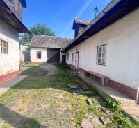 Na predaj vidiecky rodinný dom - Žarnovica/Brehy D045ZL - Dvor rodinného domu v obci Brehy, Nová Baňa, okres Žarnovica, s trávnatou cestou.