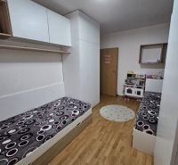 3 - izbový byt Žilina - Závodie, Exkluzívne - Detská izba s podlahou s dreveným dekorom a vstavanými skriňami v 3-izbovom byte.