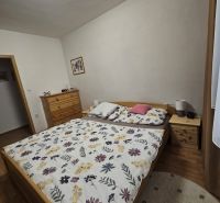 3 - izbový byt Žilina - Závodie, Exkluzívne - Spálňa v 3-izbovom byte s posteľou, komodou a podlahou s dreveným dekorom.