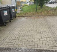3 - izbový byt Žilina - Závodie, Exkluzívne - Odpadkové koše na Kvačalovej ulici v Žiline pri 3-izbovom byte za plotom.