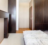 LUXUSNÝ 3-izb.byt, NOVOSTAVBA OCTOPUS, Mraziarenská ul. - Spálňa v 3-izbovom byte s tmavým nábytkom a posteľou s kožušinovým prehozom.