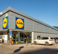 LUXUSNÝ 3-izb.byt, NOVOSTAVBA OCTOPUS, Mraziarenská ul. - Supermarket v Bratislave, Mraziarenskej ulici s logom Lidlu a parkoviskom.
