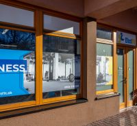 LUXUSNÝ 3-izb.byt, NOVOSTAVBA OCTOPUS, Mraziarenská ul. - Fitness centrum na Mraziarenskej ulici v Bratislave - Ružinove s reklamným nápisom.