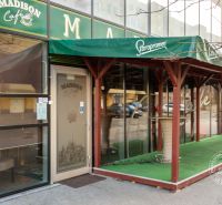 LUXUSNÝ 3-izb.byt, NOVOSTAVBA OCTOPUS, Mraziarenská ul. - Vstup do Madison Café na Mraziarenskej v Bratislave-Ružinove s exteriérovým posedením.