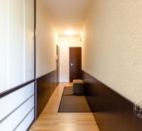 LUXUSNÝ 3-izb.byt, NOVOSTAVBA OCTOPUS, Mraziarenská ul. - Úzka vstupná chodba so šatníkovými skriňami a drevenými dverami v 3-izbovom byte.