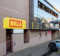 LUXUSNÝ 3-izb.byt, NOVOSTAVBA OCTOPUS, Mraziarenská ul. - Budova s nápisom BILLA a parkovacími miestami na Mraziarenskej ulici v Bratislave, Ružinove.