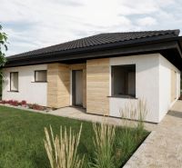 4iz NOVOSTAVBA RD  Drahovce - Rodinný dom na Kostolnej v Drahovej s bielou fasádou a dreveným dekorom.