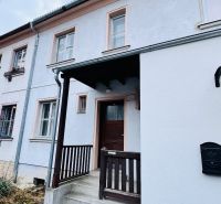 Na predaj 3 i byt so záhradou v Partizánskom – centrum - Vchod do 3-izbového bytu na ulici Rudolfa Jašíka v Partizánskom.