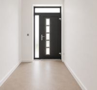 NOVOSTAVBA V NADŠTANDARDE | MODERNÝ 4-IZBOVÝ DOM S GARÁŽOU, REKUPERÁCI - Vstupná hala rodinného domu s bielymi stenami a presklenými dverami.
