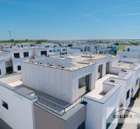 Nový 3-izbový byt 82 m² | Terasa 97 m² | Mesačná ulica | Hviezdoslavov - Bytový komplex na Mesačnej ulici v Hviezdoslavove so solárnymi panelmi na strechách.