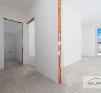 Nový 3-izbový byt 82 m² | Terasa 97 m² | Mesačná ulica | Hviezdoslavov - Interiér 3-izbového bytu v procese dokončovania s balkónovými dverami.