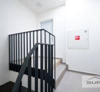 Nový 3-izbový byt 82 m² | Terasa 97 m² | Mesačná ulica | Hviezdoslavov - Schodisko s oceľovým zábradlím a prístupom k 3-izbovému bytu.