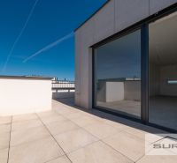 Nový 3-izbový byt 82 m² | Terasa 97 m² | Mesačná ulica | Hviezdoslavov - Terasa 3-izbového bytu na Mesačnej ulici v Hviezdoslavove s výhľadom na oblohu.