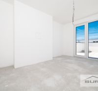 Nový 3-izbový byt 82 m² | Terasa 97 m² | Mesačná ulica | Hviezdoslavov - Nezariadená izba v 3-izbovom byte s francúzskym oknom a výhľadom na terasu.