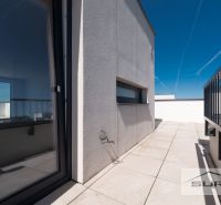 Nový 3-izbový byt 82 m² | Terasa 97 m² | Mesačná ulica | Hviezdoslavov - Terasa 3-izbového bytu na Mesačnej ulici v Hviezdoslavove s dlažbou a zábradlím.