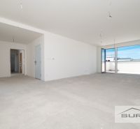 Nový 3-izbový byt 82 m² | Terasa 97 m² | Mesačná ulica | Hviezdoslavov - Prázdna miestnosť v 3-izbovom byte s veľkým oknom a s terasou.