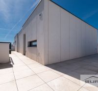 Nový 3-izbový byt 82 m² | Terasa 97 m² | Mesačná ulica | Hviezdoslavov - Terasa 3-izbového bytu na Mesačnej ulici v Hviezdoslavove, biele steny, modrá obloha.