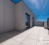 Nový 3-izbový byt 82 m² | Terasa 97 m² | Mesačná ulica | Hviezdoslavov - Terasa v 3-izbovom byte na Mesačnej ulici v Hviezdoslavove s dlaždenou podlahou.