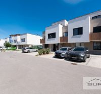 Nový 3-izbový byt 82 m² | Terasa 97 m² | Mesačná ulica | Hviezdoslavov - Radové domy na Mesačnej ulici v Hviezdoslavove s parkovacími miestami.
