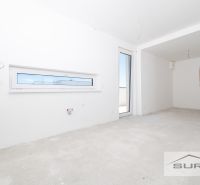 Nový 3-izbový byt 82 m² | Terasa 97 m² | Mesačná ulica | Hviezdoslavov - Prázdny interiér 3-izbového bytu s bielymi stenami a francúzskymi oknami.