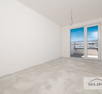 Nový 3-izbový byt 82 m² | Terasa 97 m² | Mesačná ulica | Hviezdoslavov - Prázdna izba v 3-izbovom byte so vstupom na balkón a nedokončenou podlahou.