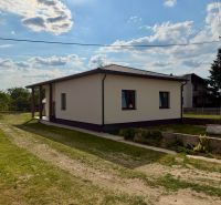 MODERNÝ 4-IZBOVÝ BUNGALOV | ZEMPLÍNSKA ŠIROKÁ - Rodinný dom v Zemplínskej Širokej obklopený zeleňou, jasná obloha nad strechou.