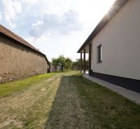 MODERNÝ 4-IZBOVÝ BUNGALOV | ZEMPLÍNSKA ŠIROKÁ - Pohľad na dvor rodinného domu v Zemplínskej Širokej s trávnatým porastom.