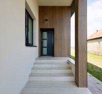 MODERNÝ 4-IZBOVÝ BUNGALOV | ZEMPLÍNSKA ŠIROKÁ - Vstupný priestor v rodinnom dome v Zemplínskej Širokej s dreveným dekorom fasády.