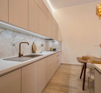 MODERNÝ 4-IZBOVÝ BUNGALOV | ZEMPLÍNSKA ŠIROKÁ - Kuchyňa s elegantnou pracovnou doskou, moderným drezom a dekoratívnym osvetlením v Rodinnom dome.