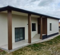 MODERNÝ 4-IZBOVÝ BUNGALOV | ZEMPLÍNSKA ŠIROKÁ - Rodinný dom v Zemplínskej Širokej s drevenými stĺpmi a terasou.