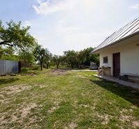 MODERNÝ 4-IZBOVÝ BUNGALOV | ZEMPLÍNSKA ŠIROKÁ - Rodinný dom v meste Zemplínska Široká s udržiavanou záhradou a prístreškom.