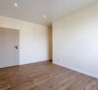 MODERNÝ 4-IZBOVÝ BUNGALOV | ZEMPLÍNSKA ŠIROKÁ - Interiér rodinného domu s podlahou s dreveným dekorom a svetlými stenami.