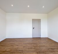 MODERNÝ 4-IZBOVÝ BUNGALOV | ZEMPLÍNSKA ŠIROKÁ - Miestnosť s podlahou s dreveným dekorom a bielymi stenami v rodinnom dome.