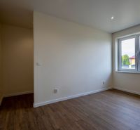 MODERNÝ 4-IZBOVÝ BUNGALOV | ZEMPLÍNSKA ŠIROKÁ - Izba v rodinnom dome s podlahou s dreveným dekorom a veľkým oknom.