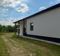 MODERNÝ 4-IZBOVÝ BUNGALOV | ZEMPLÍNSKA ŠIROKÁ - Exteriér rodinného domu v Zemplínskej Širokej obklopený trávnikom a stromami.