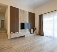 MODERNÝ 4-IZBOVÝ BUNGALOV | ZEMPLÍNSKA ŠIROKÁ - Obývacia izba v rodinnom dome s podlahou s dreveným dekorom a televíziou na stene.