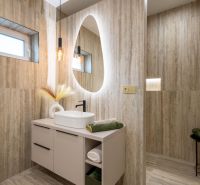 MODERNÝ 4-IZBOVÝ BUNGALOV | ZEMPLÍNSKA ŠIROKÁ - Kúpeľňa s oválnym zrkadlom a prírodnými tónmi, podlaha s dreveným dekorom.
