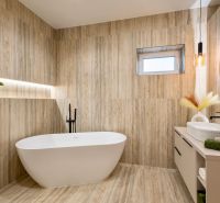 MODERNÝ 4-IZBOVÝ BUNGALOV | ZEMPLÍNSKA ŠIROKÁ - Kúpeľňa v rodinnom dome s voľne stojacou vaňou, dreveným dekorom a závesným osvetlením.