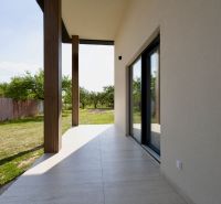 MODERNÝ 4-IZBOVÝ BUNGALOV | ZEMPLÍNSKA ŠIROKÁ - Terasa rodinného domu v Zemplínskej Širokej s výhľadom na upravenú záhradu.