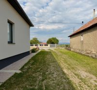 MODERNÝ 4-IZBOVÝ BUNGALOV | ZEMPLÍNSKA ŠIROKÁ - Rodinný dom v Zemplínskej Širokej s trávnikom medzi budovami a upraveným chodníkom.
