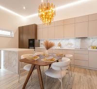 MODERNÝ 4-IZBOVÝ BUNGALOV | ZEMPLÍNSKA ŠIROKÁ - Jedáleň v rodinnom dome s dekorom mramoru na stenách a dreveným stolom.