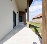MODERNÝ 4-IZBOVÝ BUNGALOV | ZEMPLÍNSKA ŠIROKÁ - Rodinný dom v Zemplínskej Širokej s terasou a modernými drevenými prvkami.