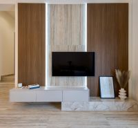 MODERNÝ 4-IZBOVÝ BUNGALOV | ZEMPLÍNSKA ŠIROKÁ - Interiér rodinného domu so stenou s dreveným dekorom, televízorom a dekoráciami.
