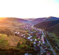 Nová Bystrica – 8.500 m2 ORNÁ PÔDA - Krajina v okolí Novej Bystrice s poľnohospodárskymi a lesnými pozemkami pri západe slnka.